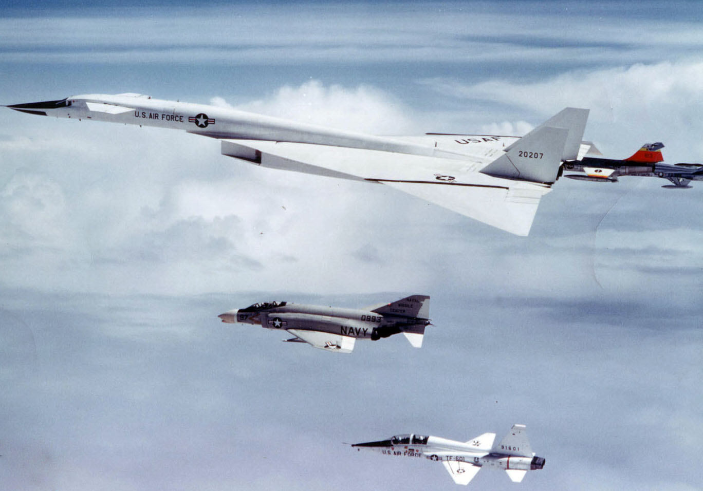 north-american-aviation-xb-70a-valkyrie-in-formation-just-before-collision-8-june-1966.jpg