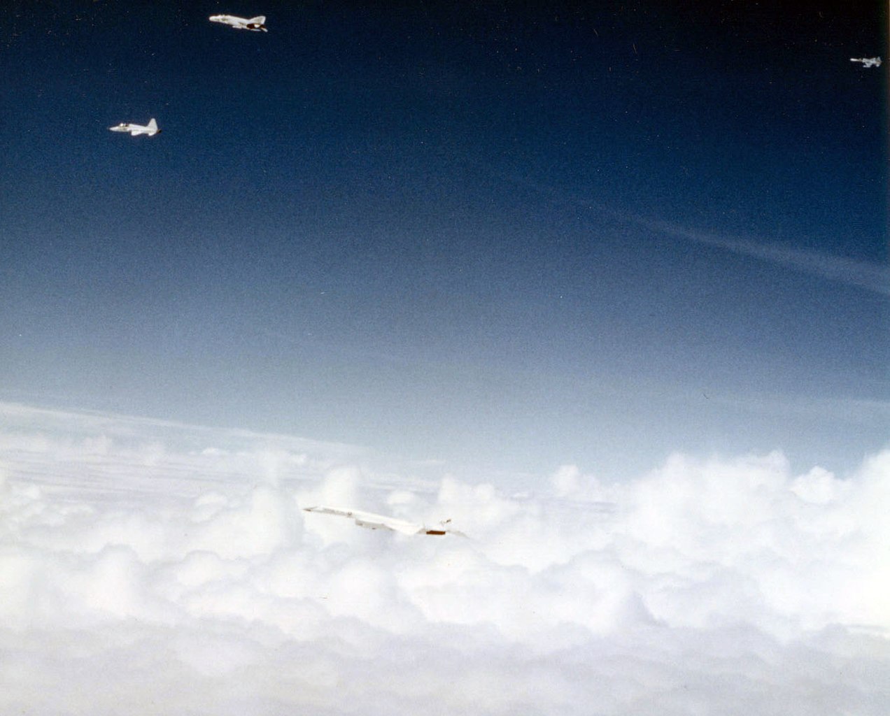 xb-70-mid-air.jpg