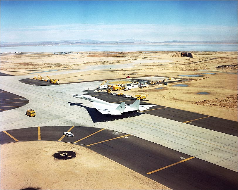 xb-70-xb-70a-taxiing-before-a-test-flight-photo-print-29.jpg
