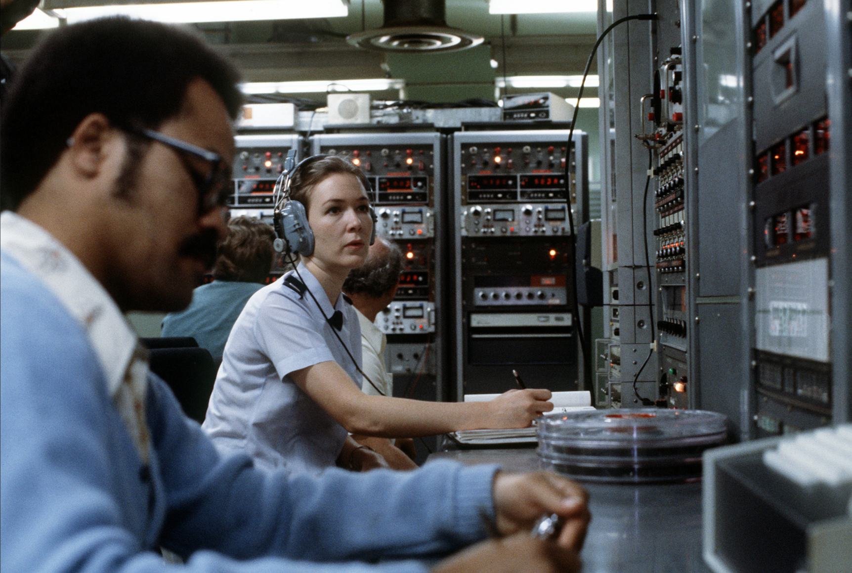 listens_for_stress_cracks_in_the_wings_of_an_f-111_k.png