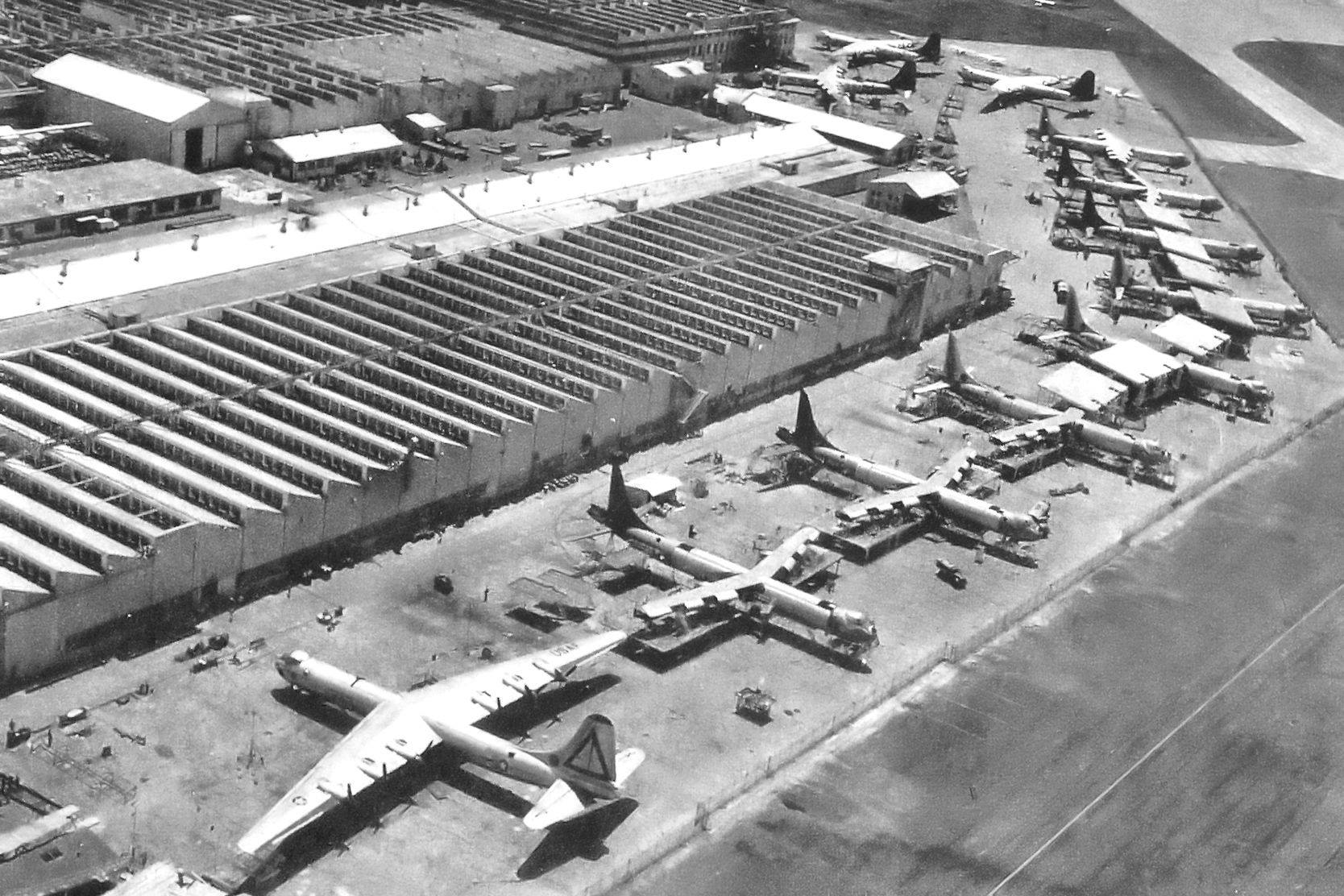 convair_plant_in_san_diego_performing_b-36b_upgrades_to_b-36d_standards_in_1951.jpg