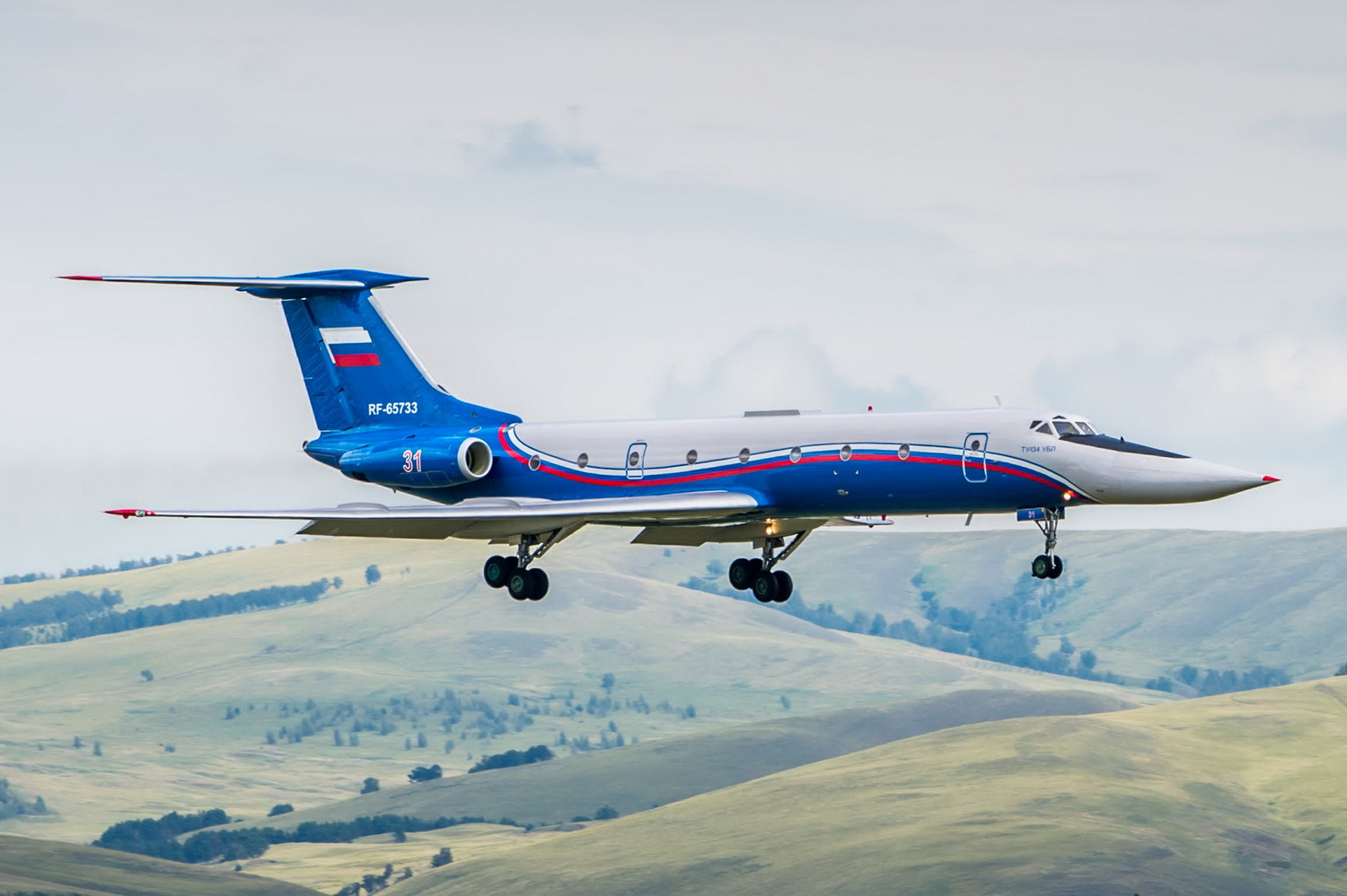 russian_air_force_tupolev_tu-134ubl_rf-65733_on_final_approach_at_abakan_airport.jpg