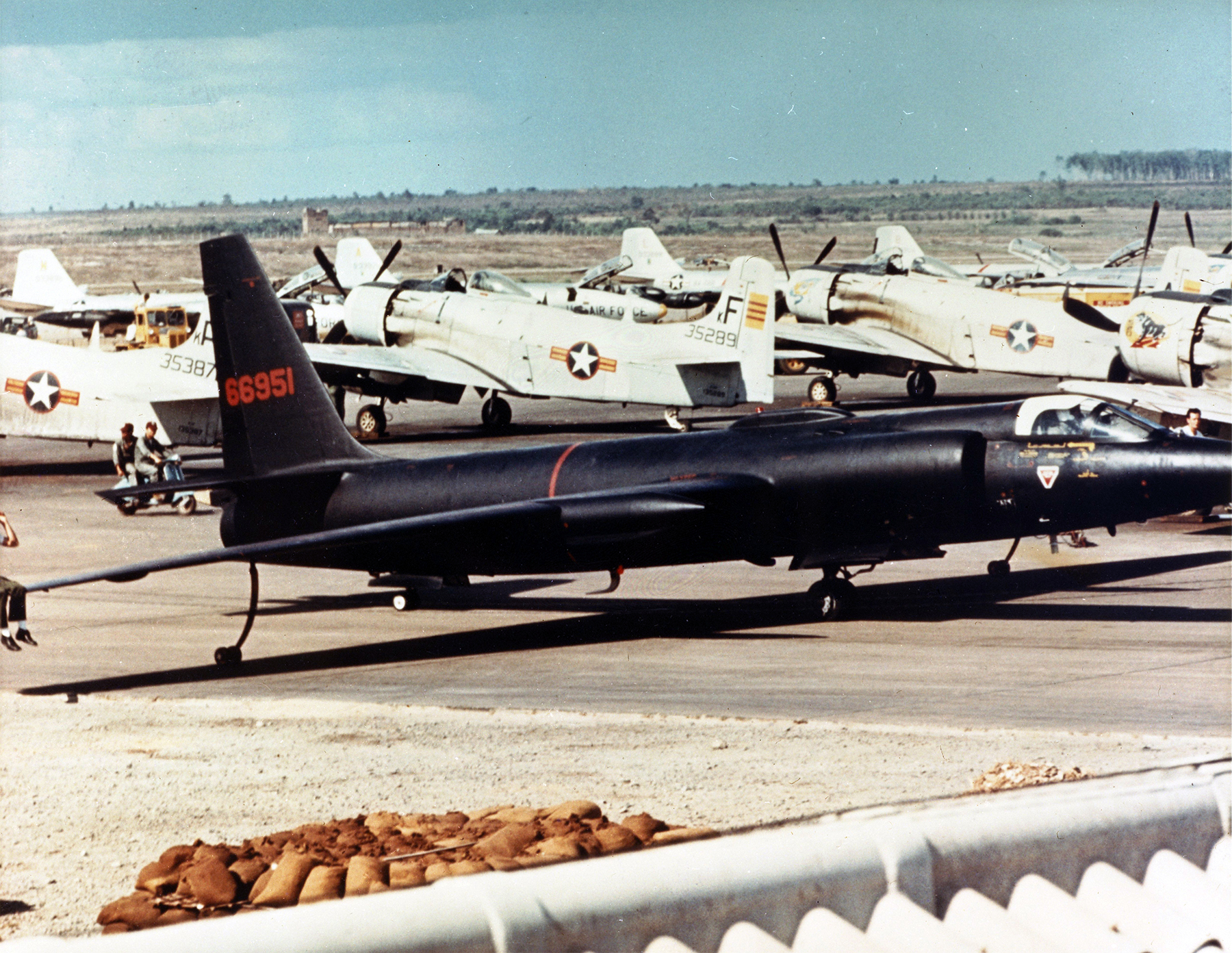 lockheed_u-2_at_bien_hoa_1965.JPG