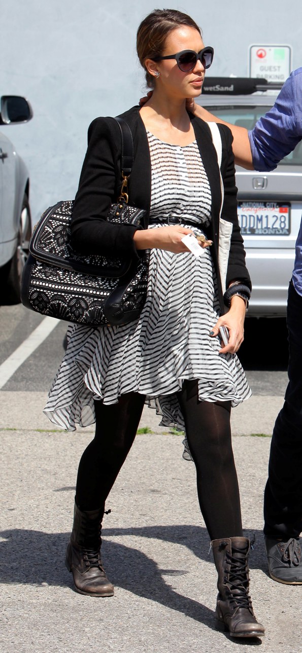 jessica-alba-cute-pregnancy-style-candid-street-style-los-angeles-outfit-inspiration-fashion-march-17-2011-2.jpg