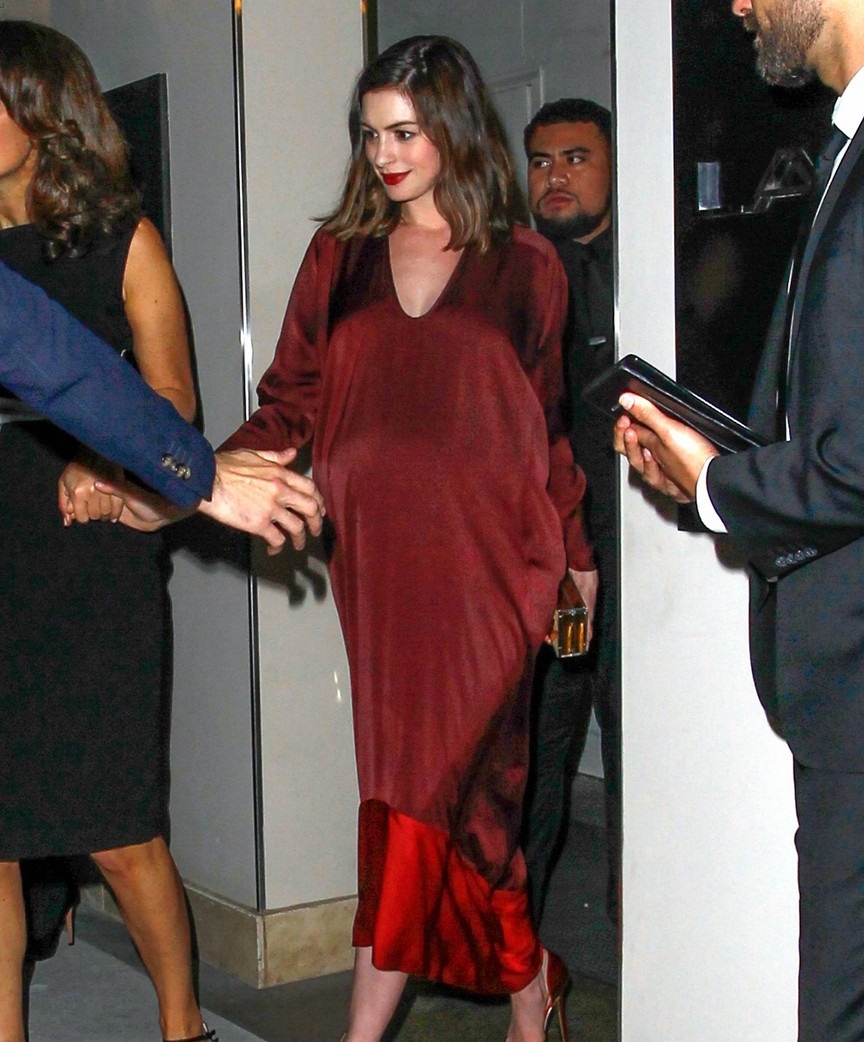 anne-hathaway-shows-growing-baby-bump-at-armani-pre-oscar-party-02_1.jpg