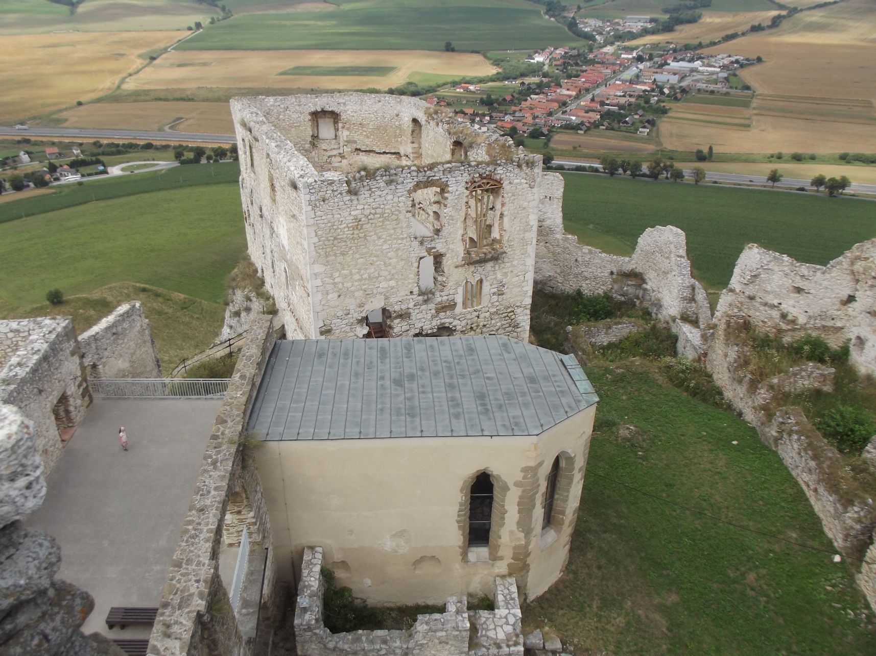 A kápolna és a román kori palota