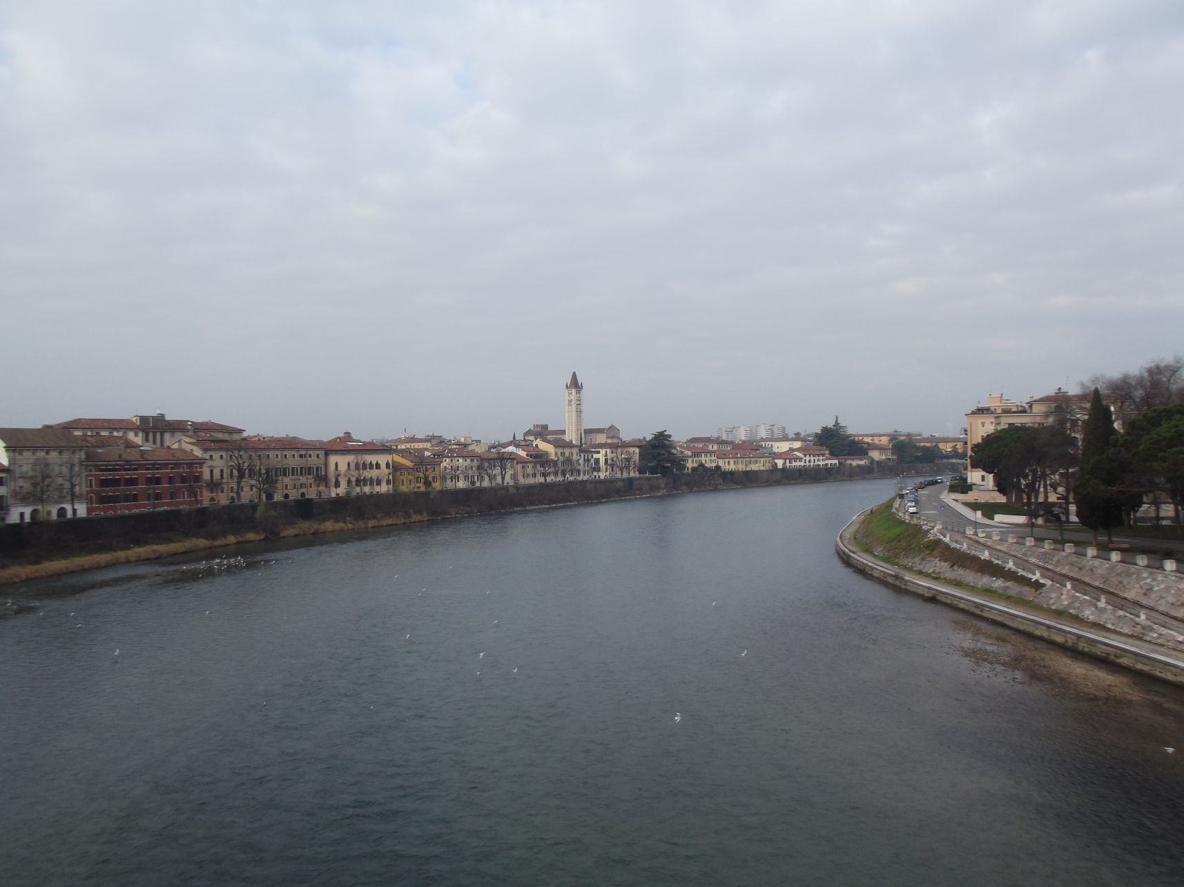 Adige, háttérben a San Zeno Bazilika