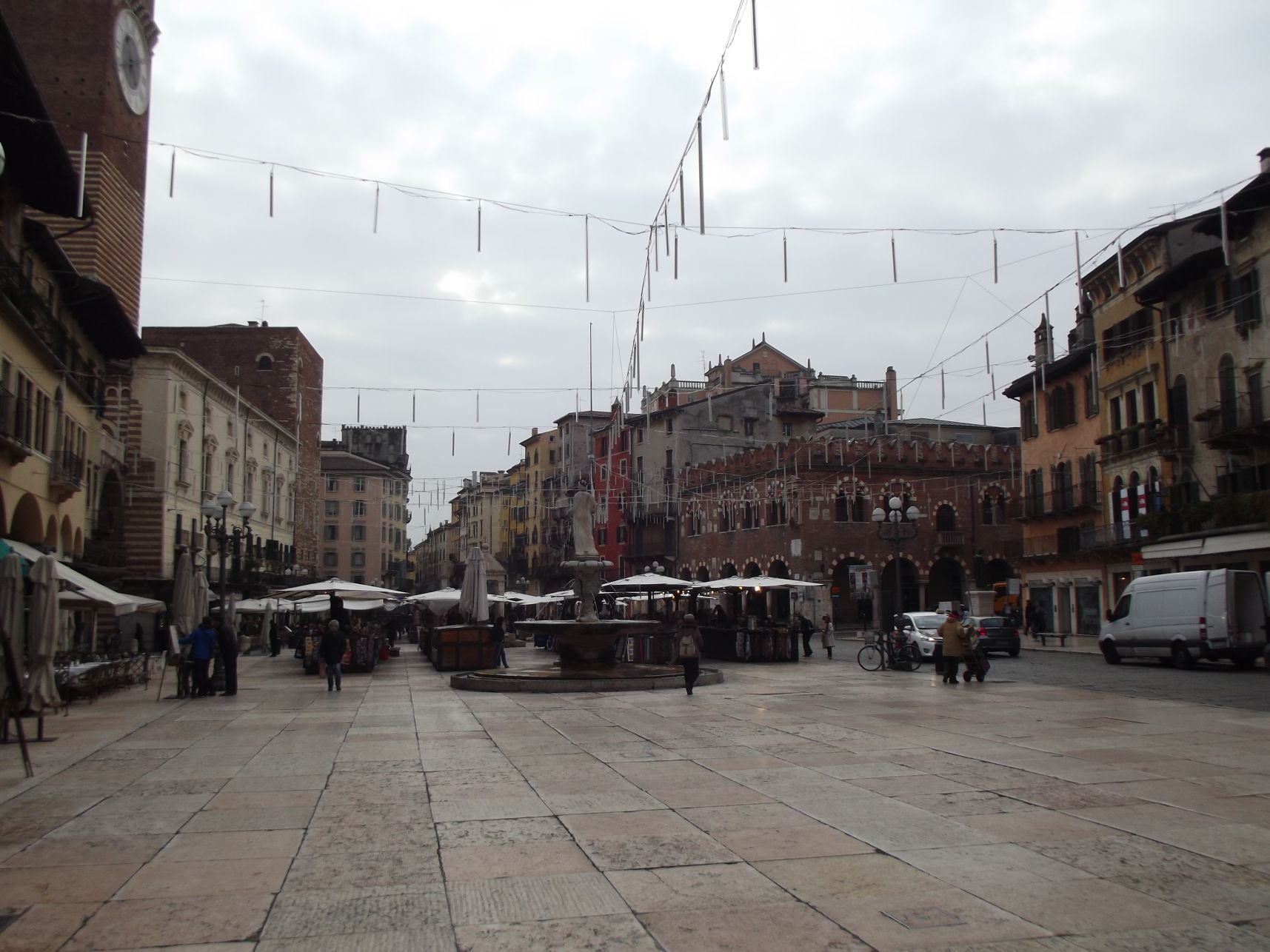 Piazza Delle Erbe nappal