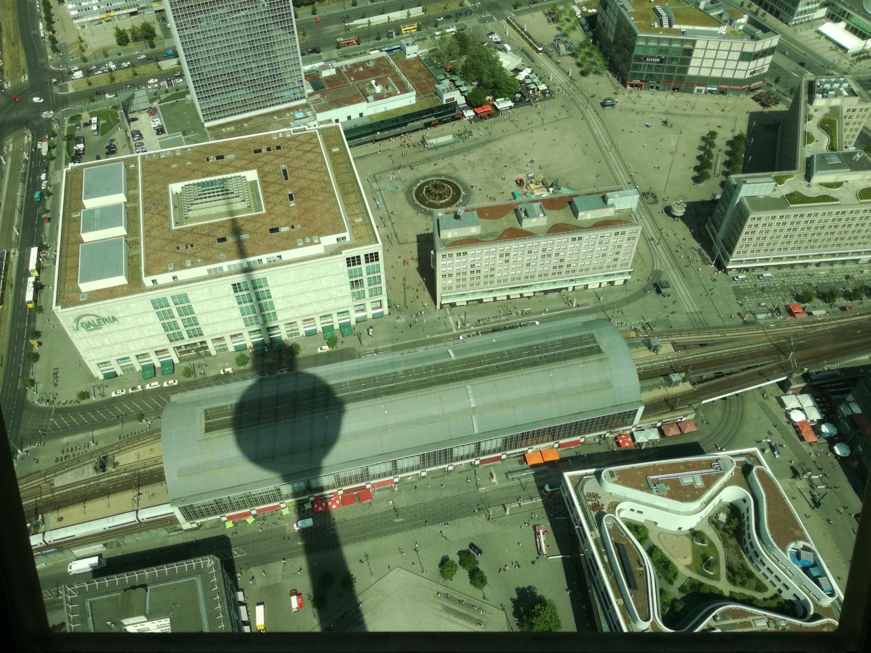 Az Alexanderplatz és a torony árnyéka
