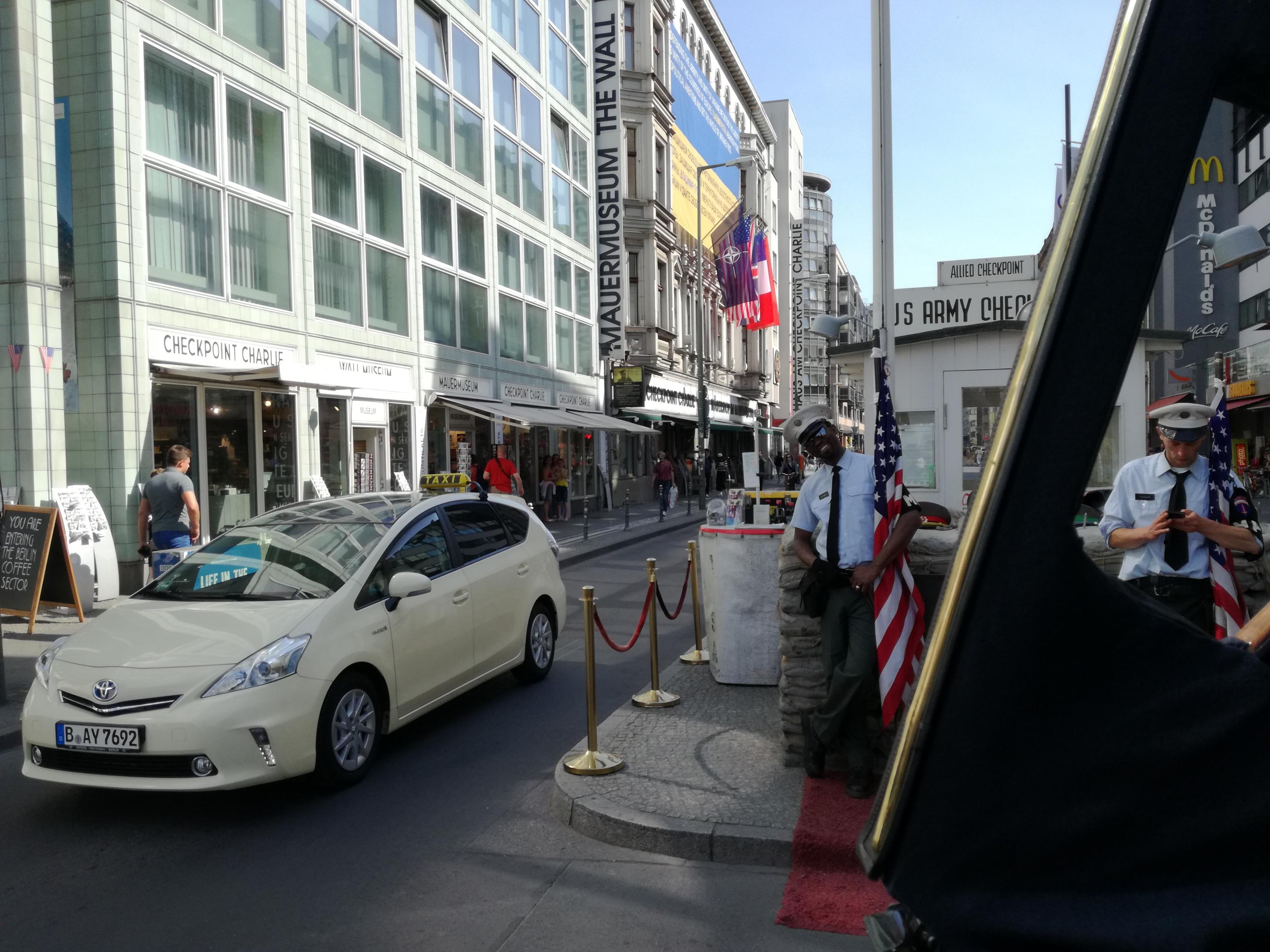A Checkpoint Charlie az autótaxiból