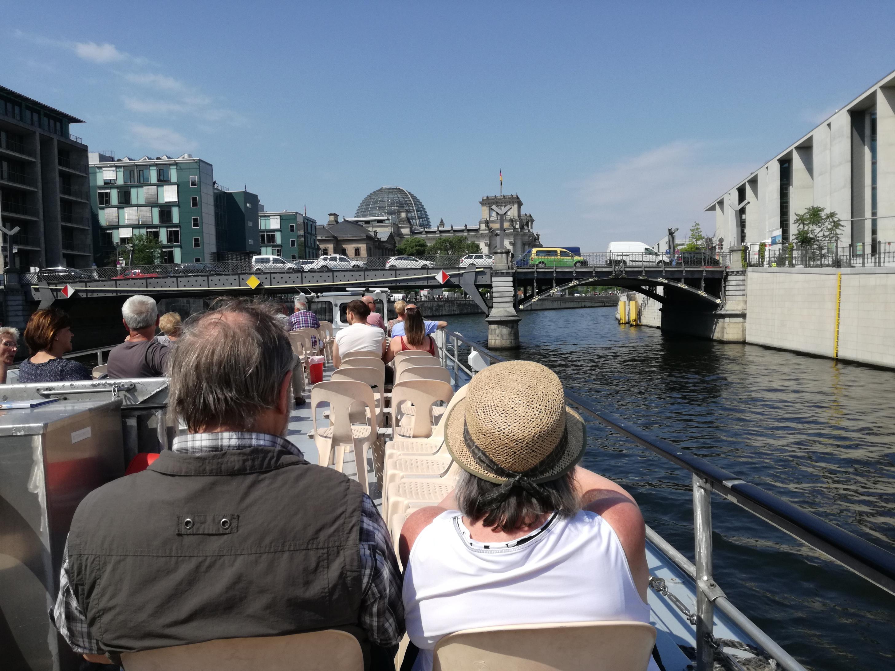 A Reichstag üvegkupolája a hajóról