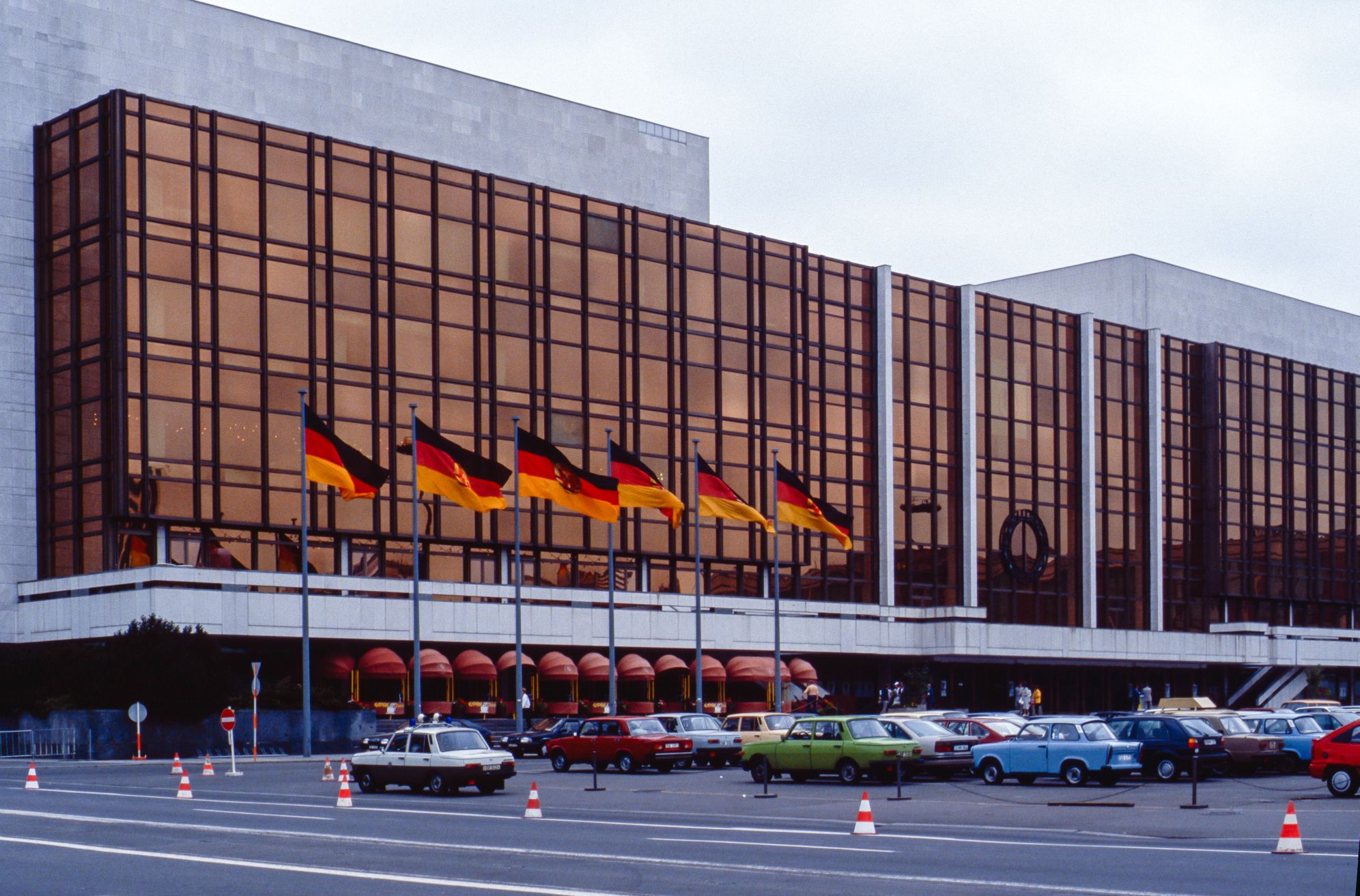 Palast der Republik 1990-ben (Forrás: www.wikipedia.org)