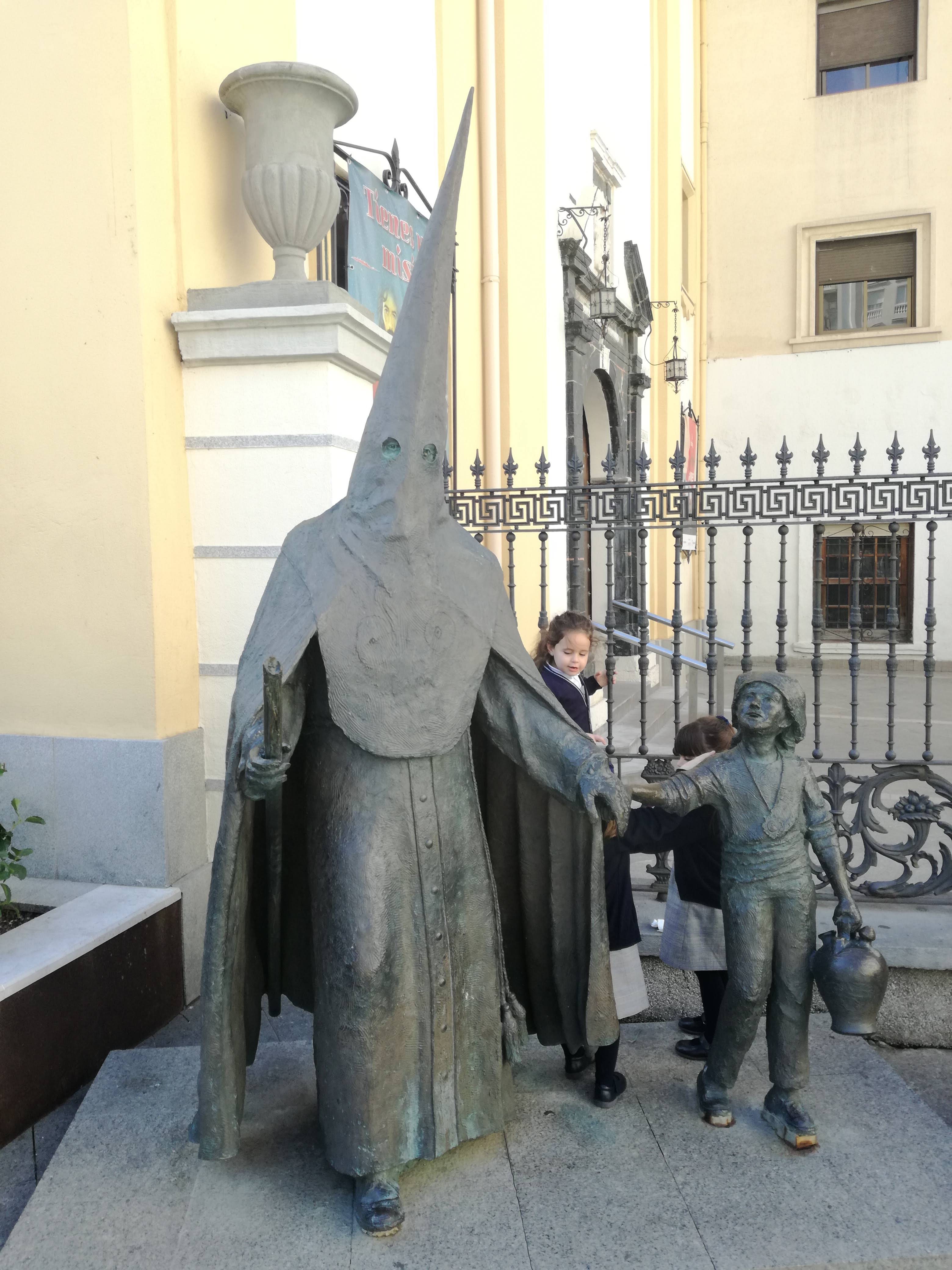 Szobor a Szent Ferenc templom mellett