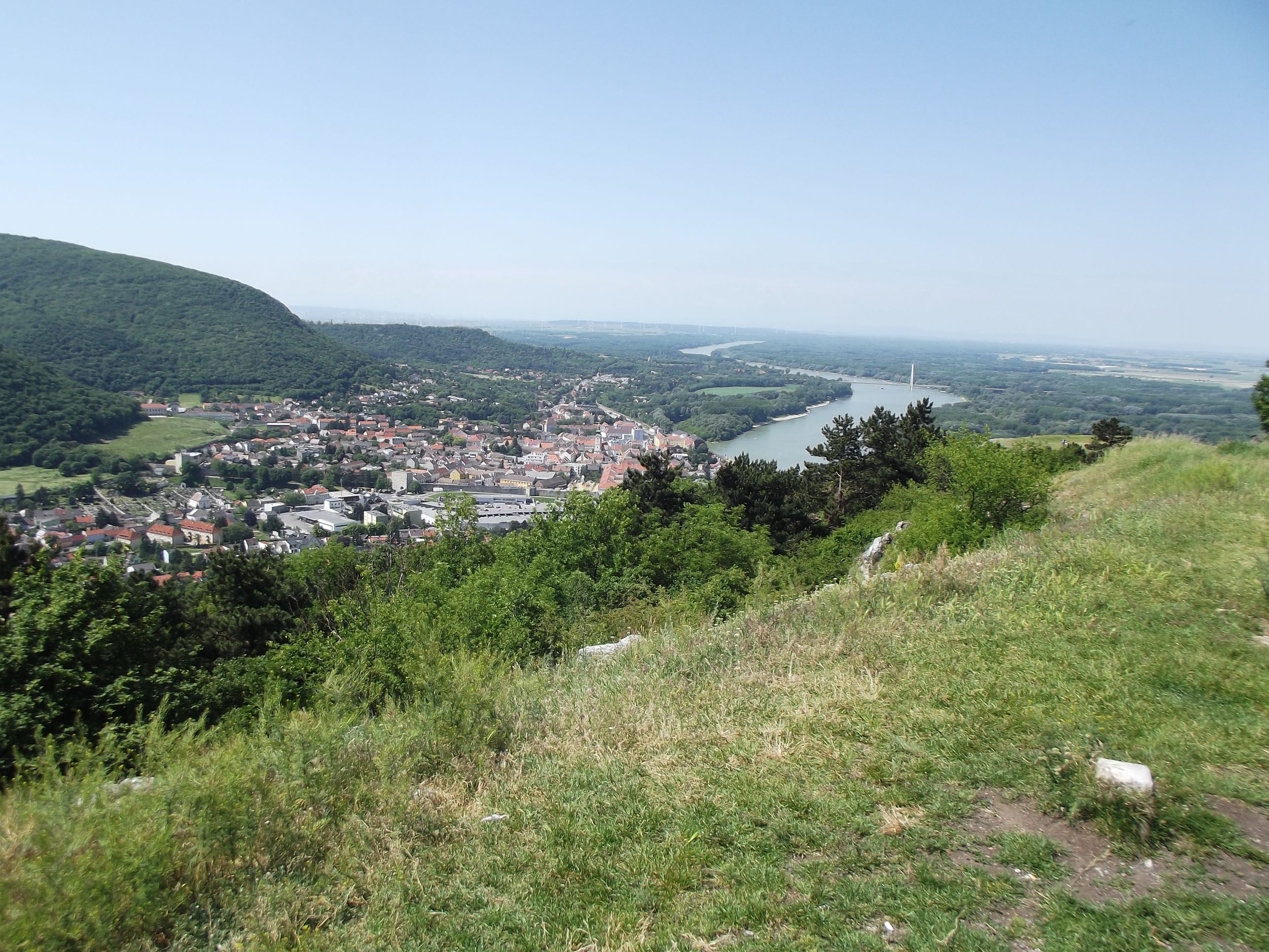 Hainburg és a Duna a Braunsbergről