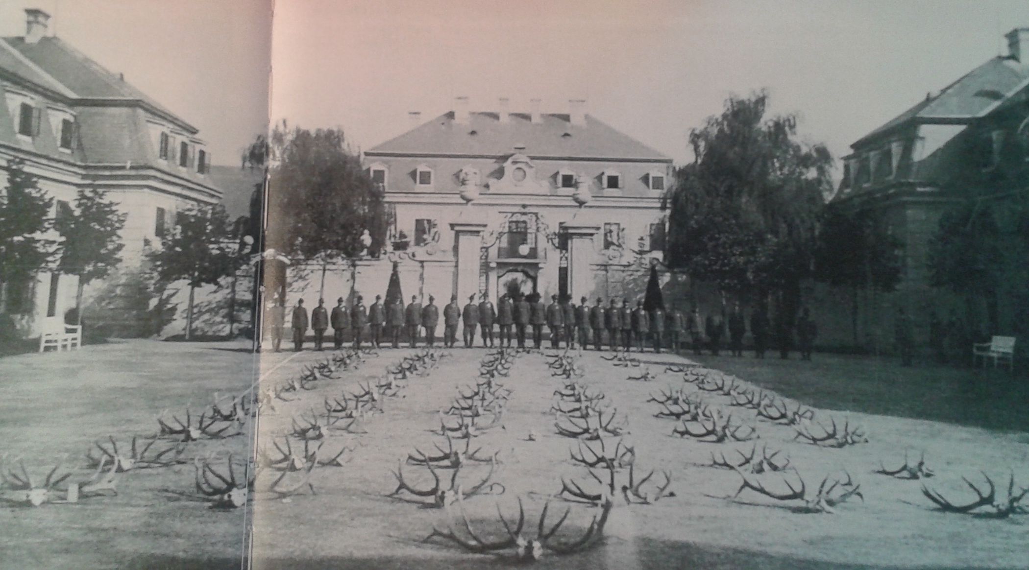 09 - Trófeaszemle Frigyes főherceggel a kastély udvarán (forrás: Bati Etelka - Csorba László: Kastélyok és mágnások)