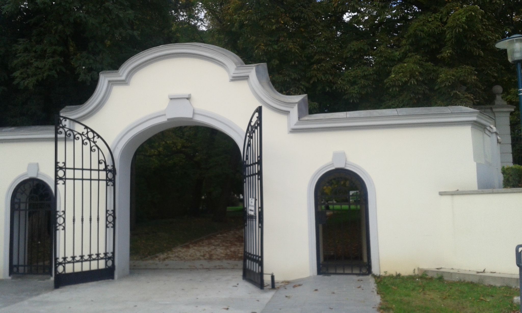 15 - A kastélypark kapuja a település felől