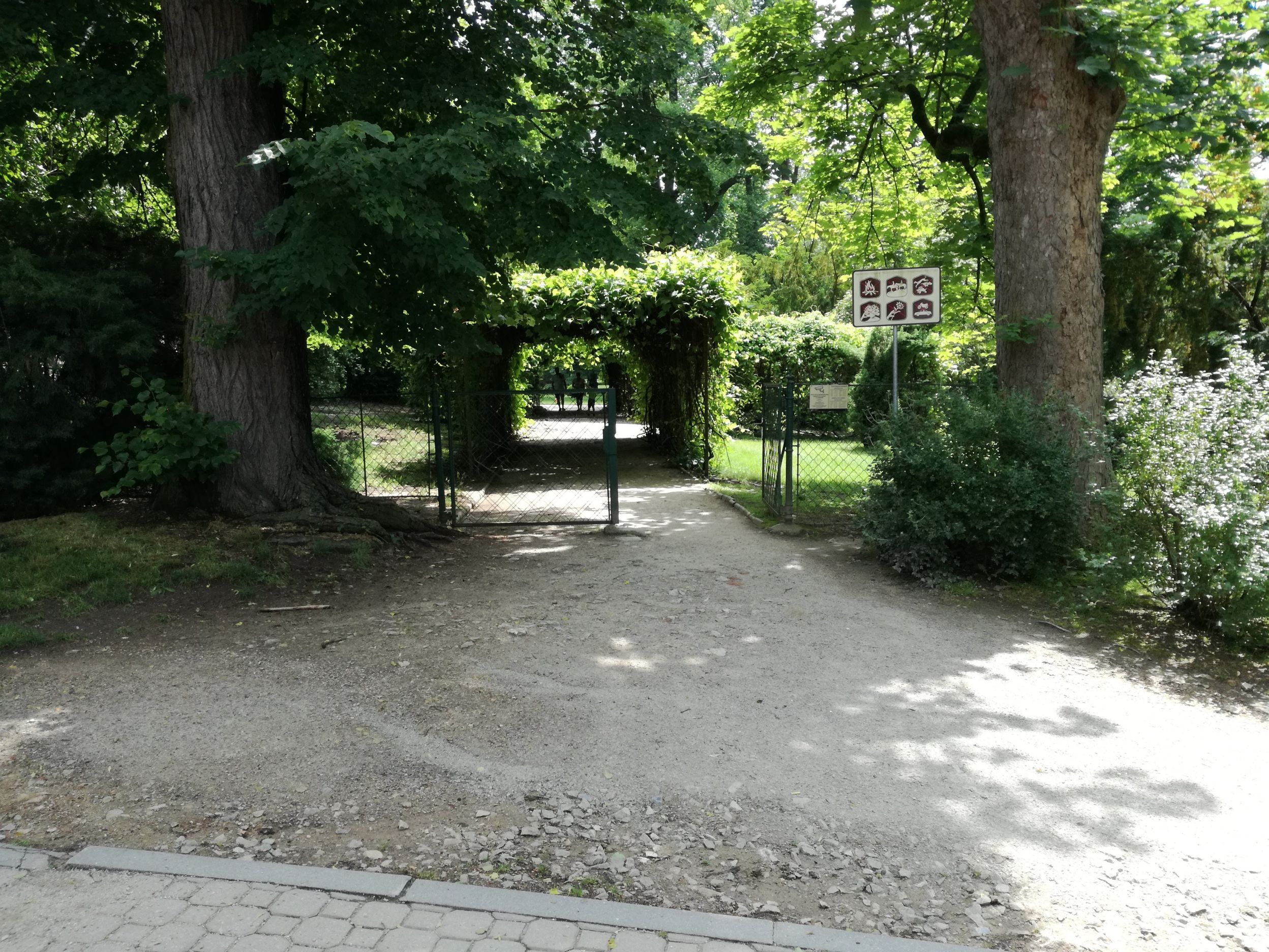 A park egyik bejárata