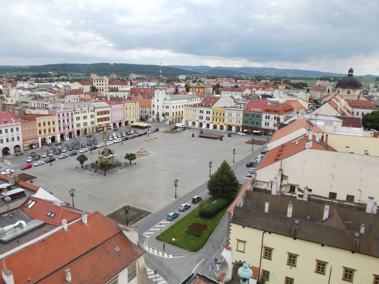 A söröző a zöld ház a főtér jobb oldalán