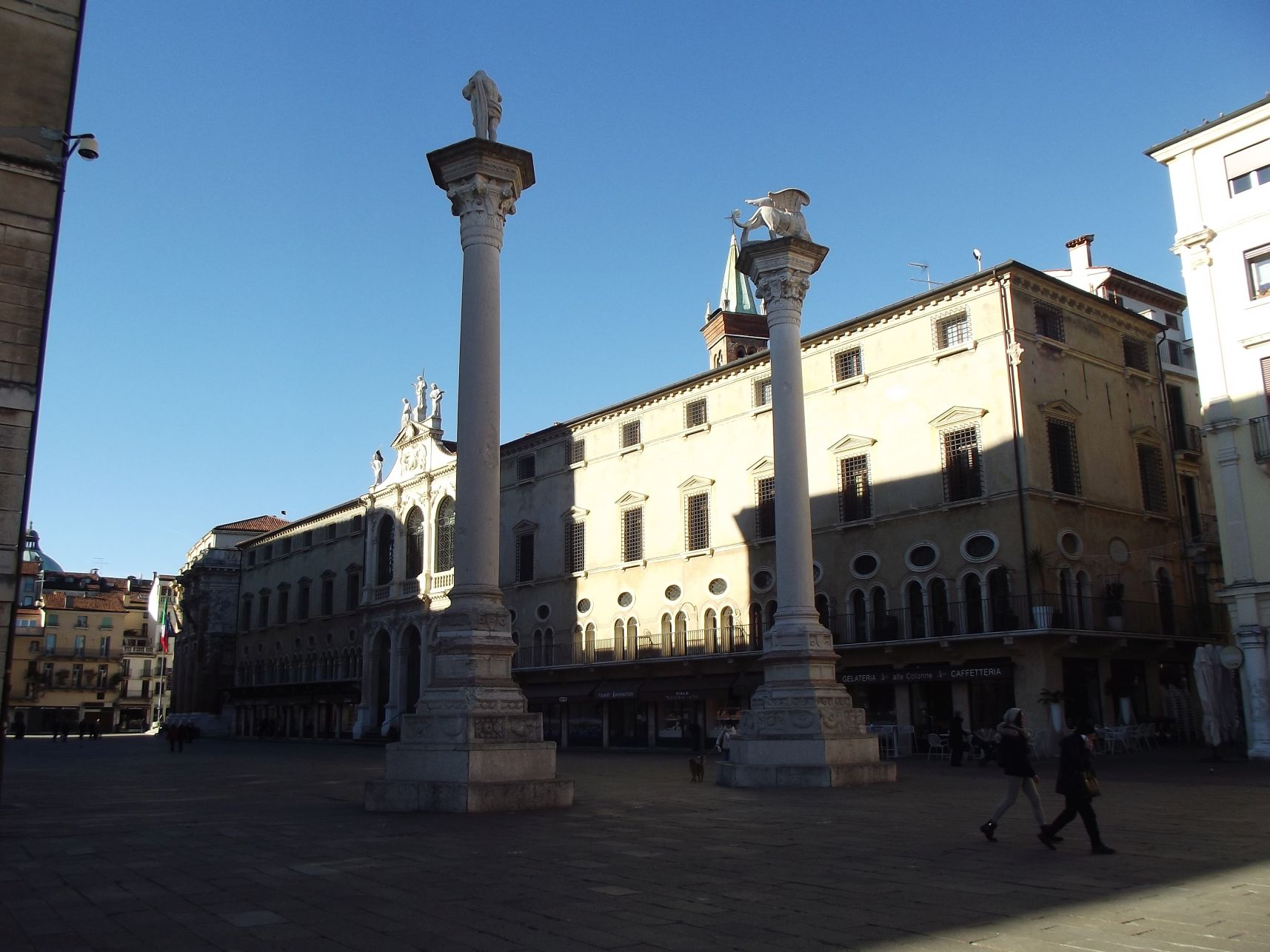 A Piazza dei Signori, háttérben a Palazzo del Monte di Pietà