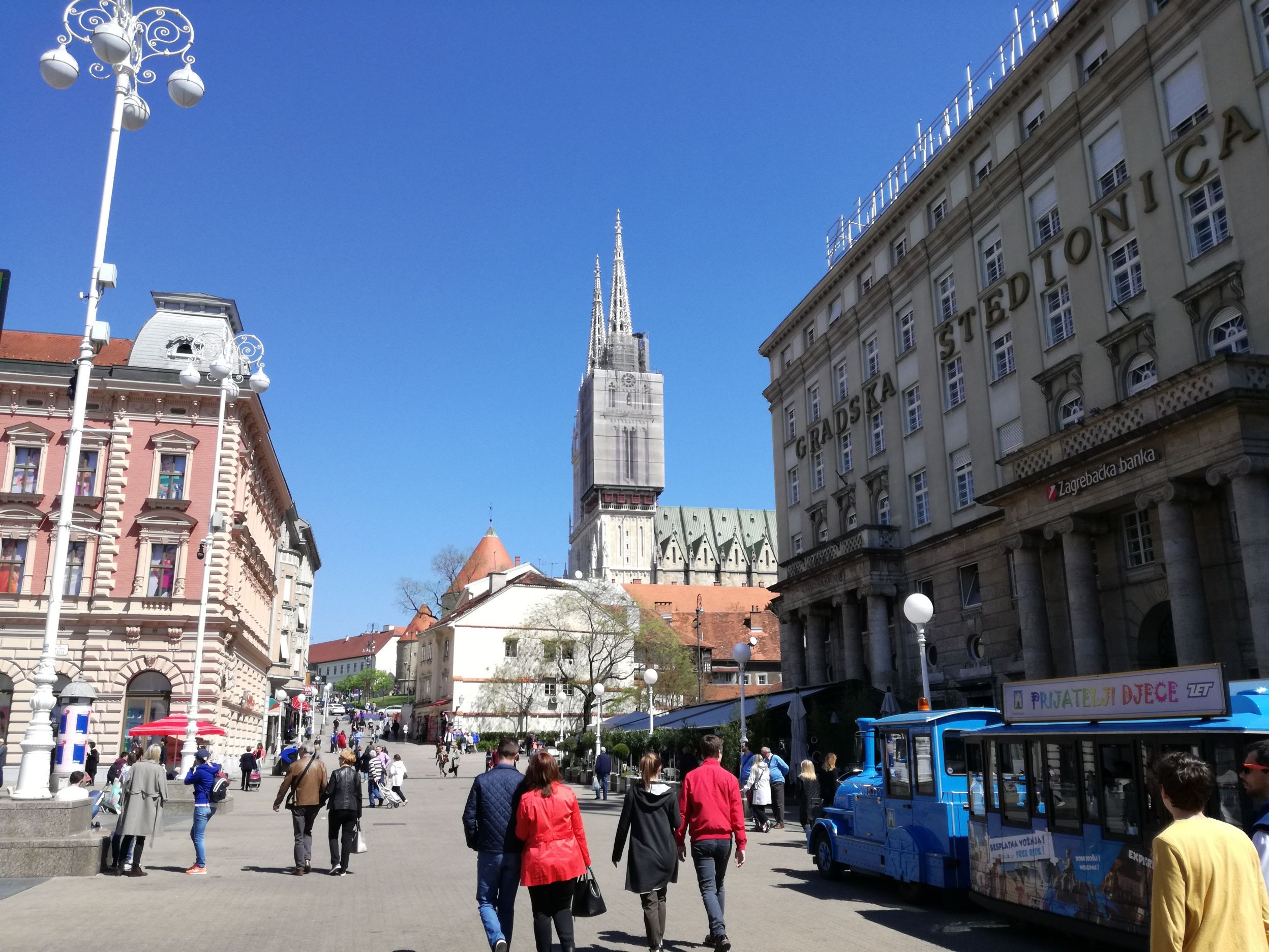 A dóm a Jelasics tér felől