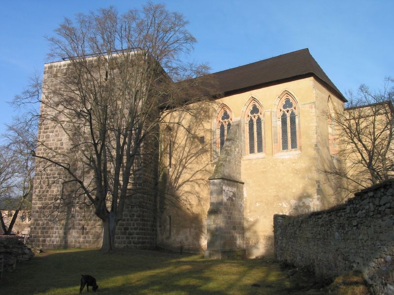 A kápolna és a Hagyma-torony (Forrás: www.hrad-zvikov.eu)