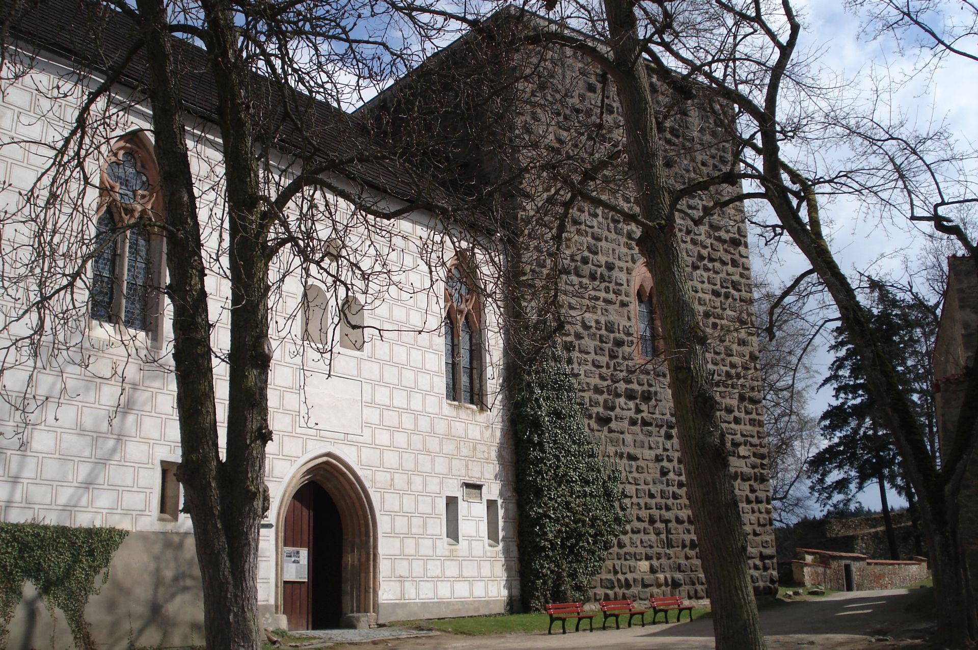 A palota és a Hagyma-torony (Forrás: www.hrad-zvikov.eu)