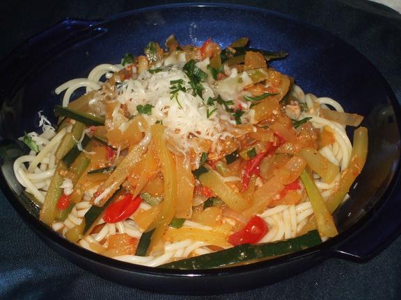 chilis-fokhagymás cukkiniszósz spagettivel.JPG