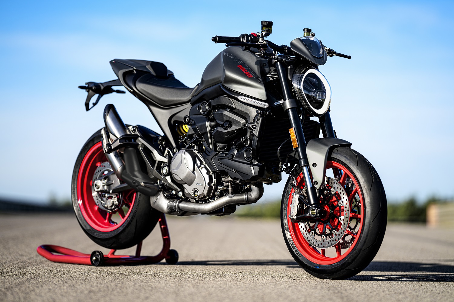 my21_ducati_monster_plus_ambience-_4_uc214574_high.jpg