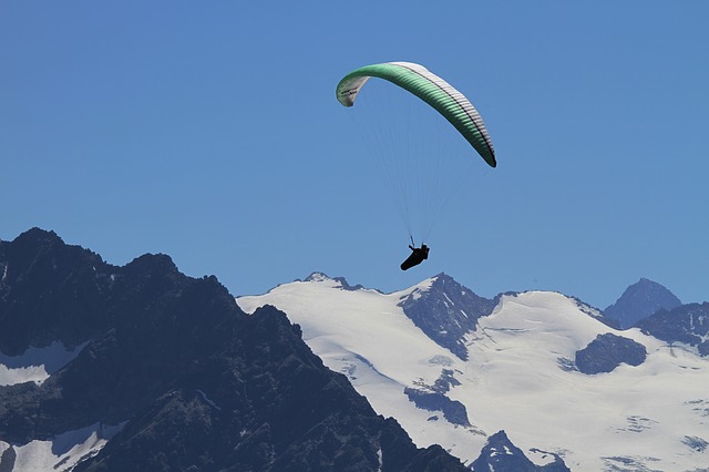 paragliding-169743_640.jpg