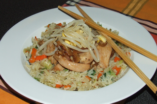 Egyszerű ázsiai pirított csirke zöldséges rizzsel