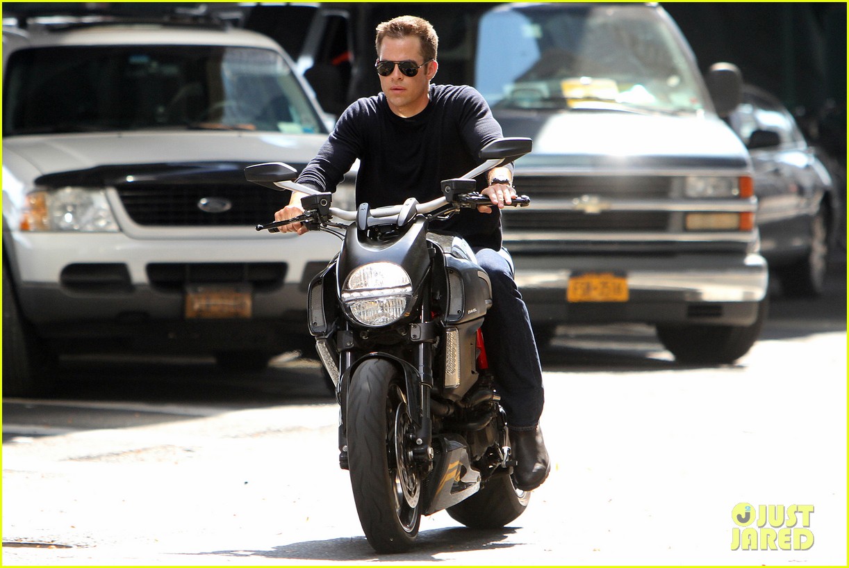 chris-pine-jack-ryan-motorcycle-27.jpg