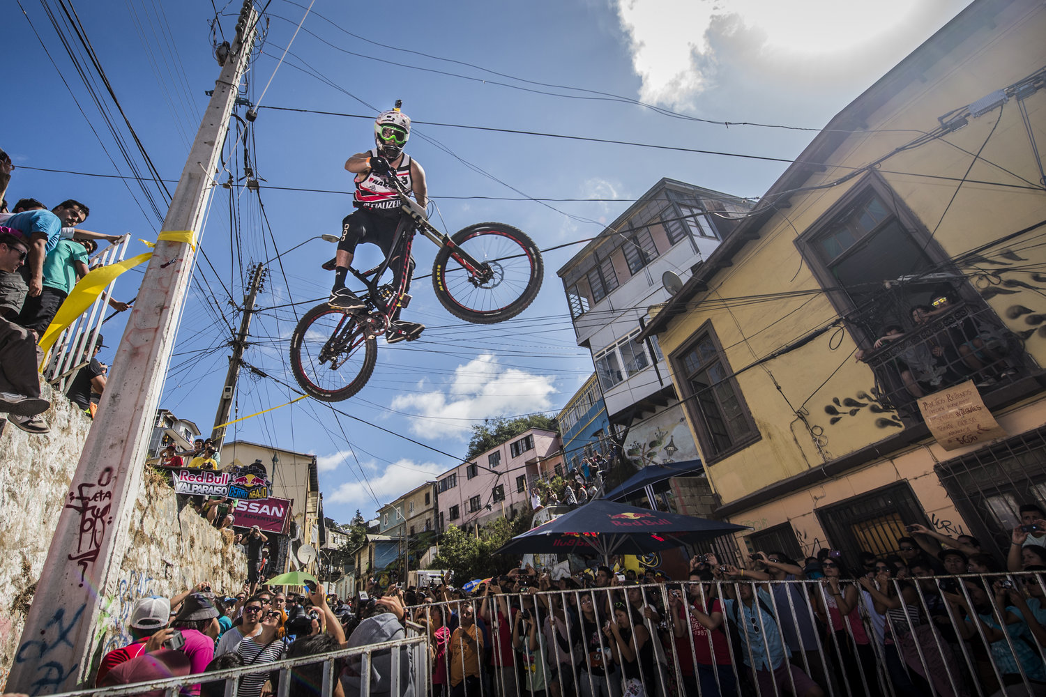 urban-mtb-downhill-red-bull-valparaiso-cerro-abajo-2014.jpg