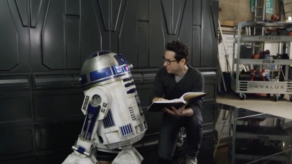 jj-abrams-r2-force-awakens-set-08152015-970x545.png