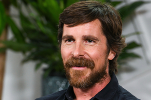 Christian Bale felemeli Thor kalapácsát?