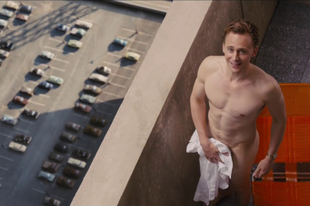 Egy szál törölközőben virít Tom Hiddleston a High-Rise trailerében