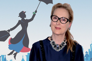 Emily Blunt esernyőjébe kapaszkodik Meryl Streep