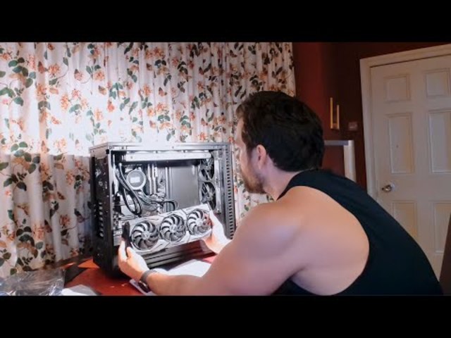 Henry Cavill gépet épít LoL