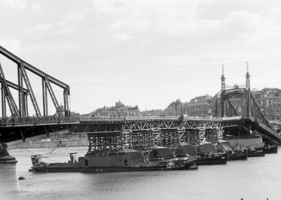 budapest-ostromutan-1945-szabadsaghid-ponton-mrfosterblog-fortepan-3.jpg