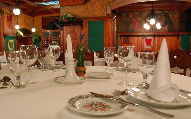 144_mathias_cellar_restaurant_table_500.jpg