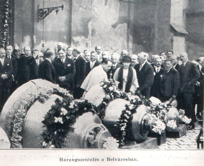 A templom négy harangjának felszentelése 1929-ben. (Forrás: http://www.belvarosiplebania.hu)