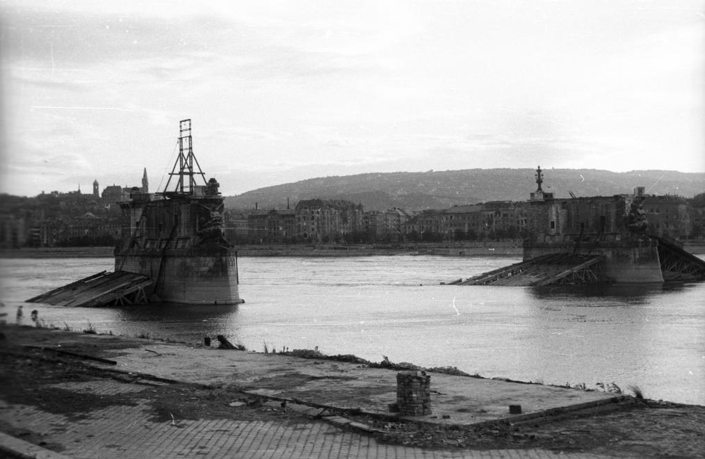 budapest-ostromutan-1945-margithid-pestrol-mrfosterblog-fortepan-3.jpg