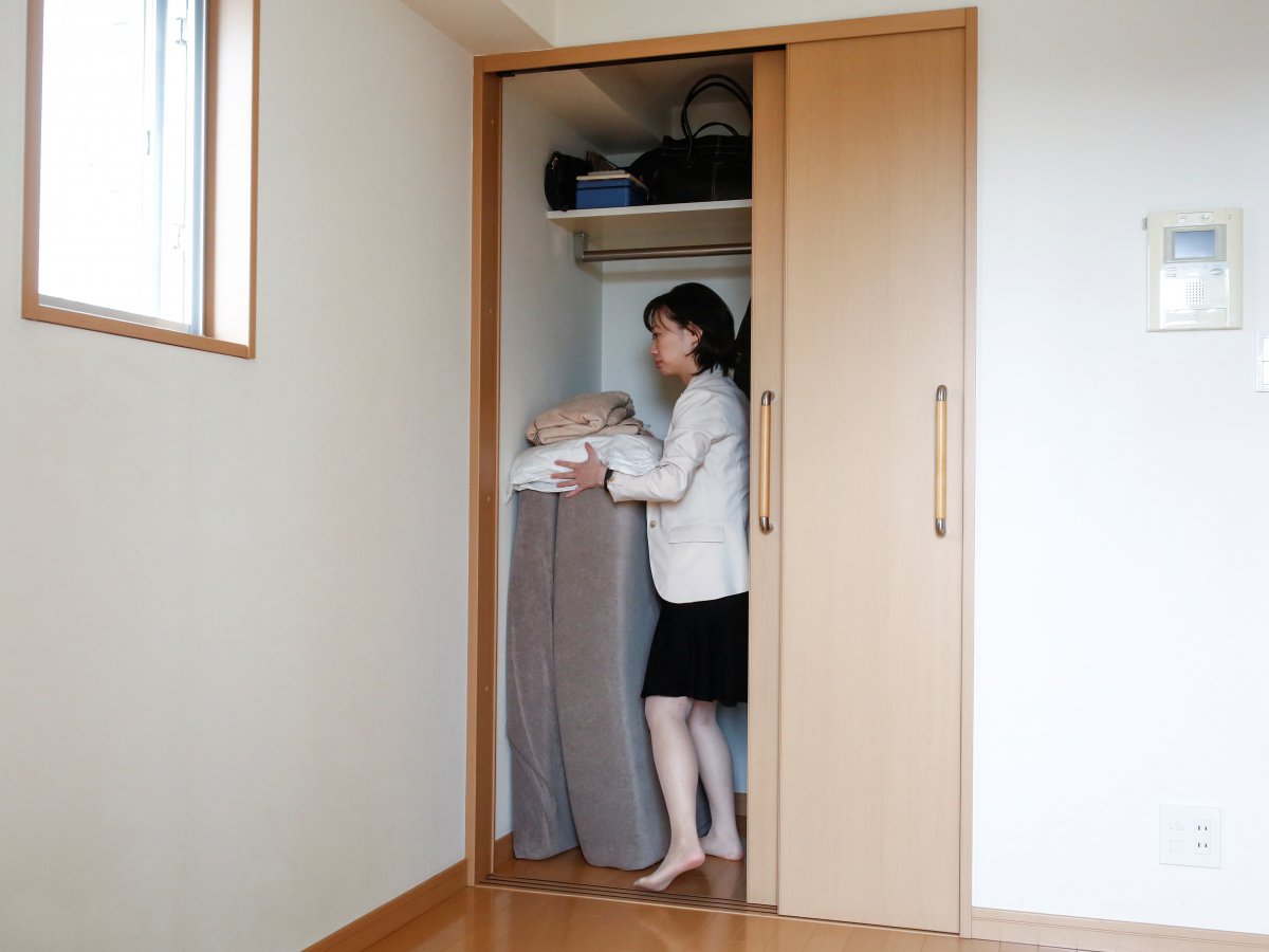 minimalist-saeko-kushibiki-stores-away-her-futon-mattress-in-her-apartment-out-of-sight-out-of-mind.jpg