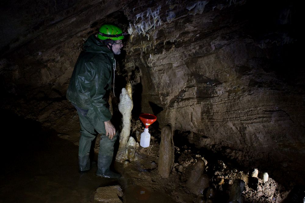 Csepegővíz-gyűjtő berendezés a Baradla-barlangban. Fotó: Balázs Gergely