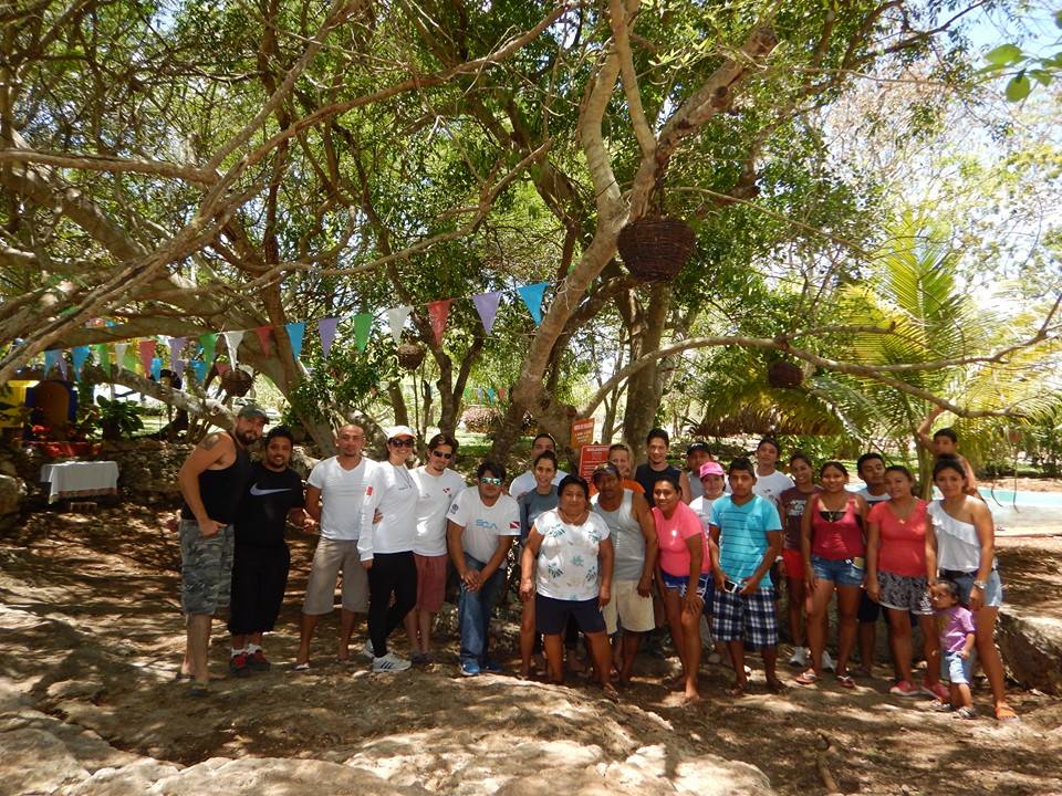 Csoportkép az Ayun-Nah cenote előtt (Cacalchen) a Yucatáni Víz alatti Környezetvédők egyik sikeres szemétgyűjtési akciója után. A hátsó sorban a szerző (narancssárga pólóban) és kollégája, Benjamin Magaña (kék pólóban).