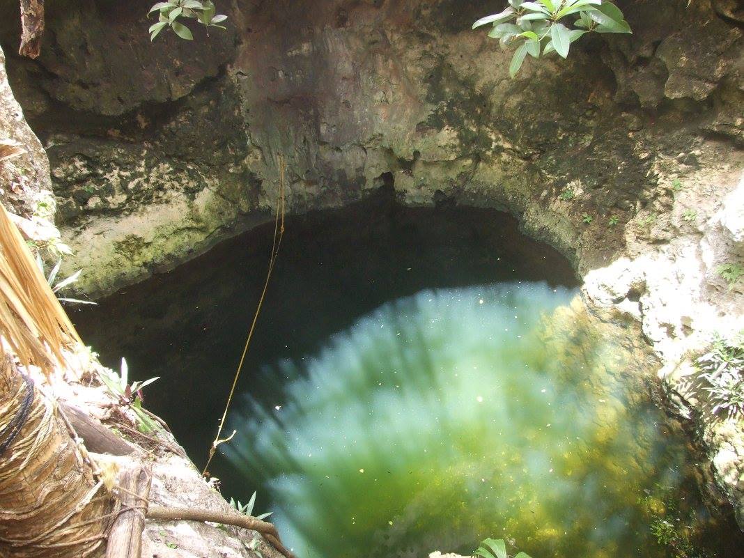 A Tres Oches cenote bejárata (Homún). A legbátrabbak a sziklafal tetejéről ugranak :).