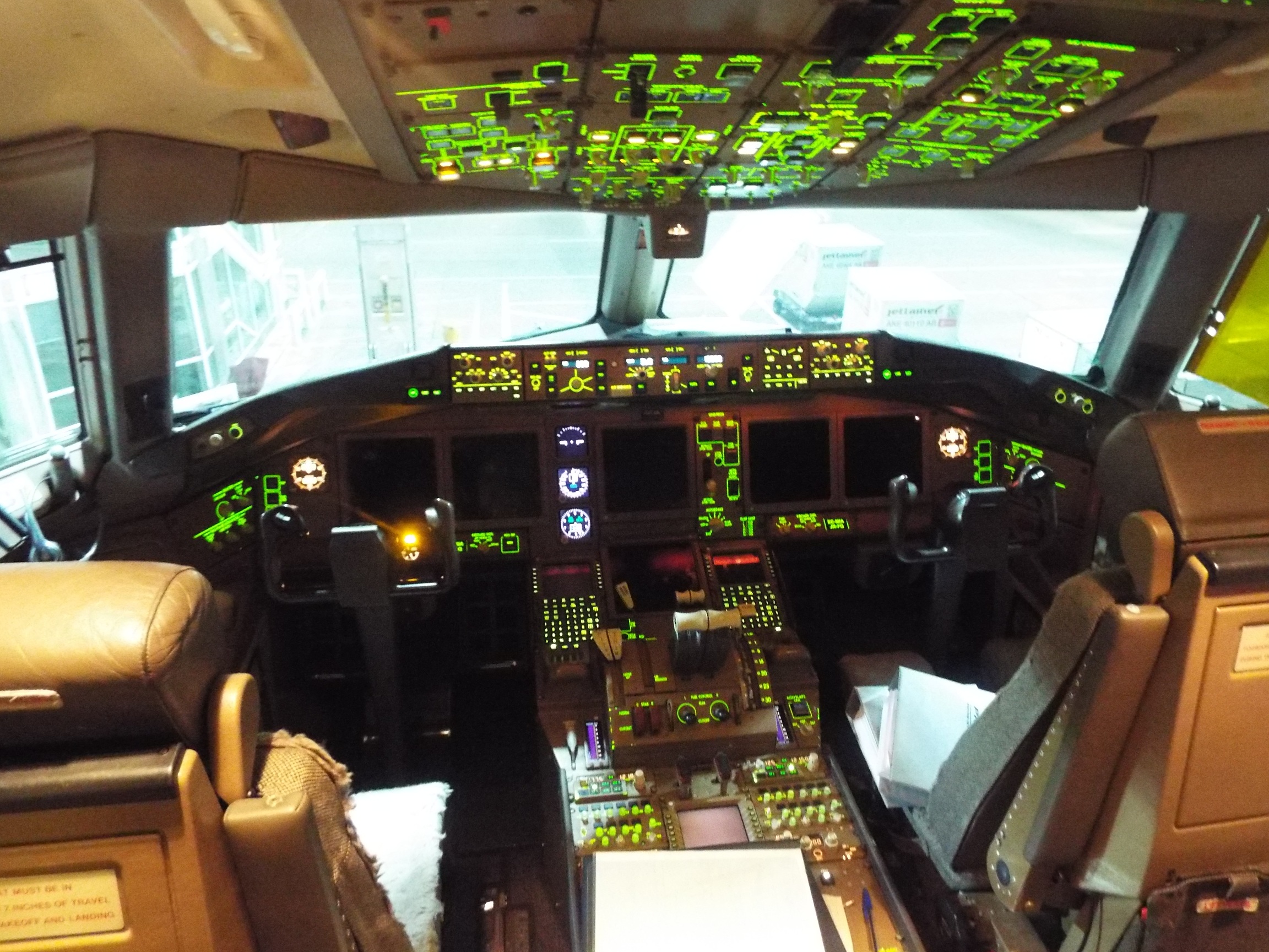 777-es pilótafülke digitális műszerekkel