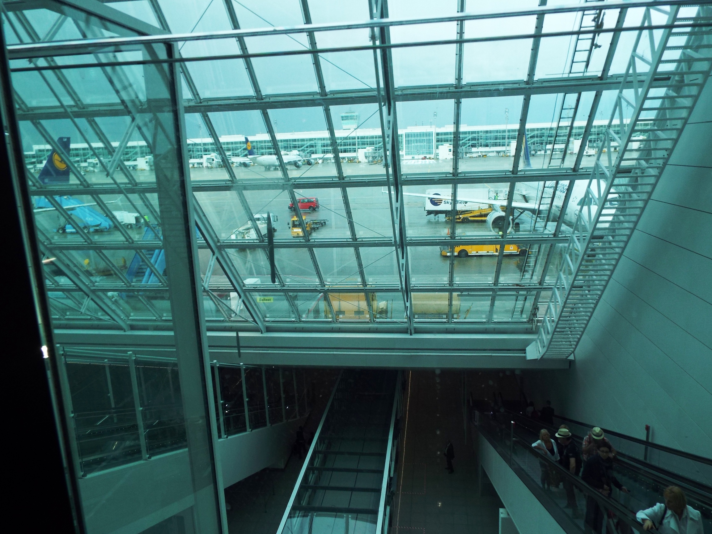 Lépcsőház: Fent repülőgépek, lent földalatti