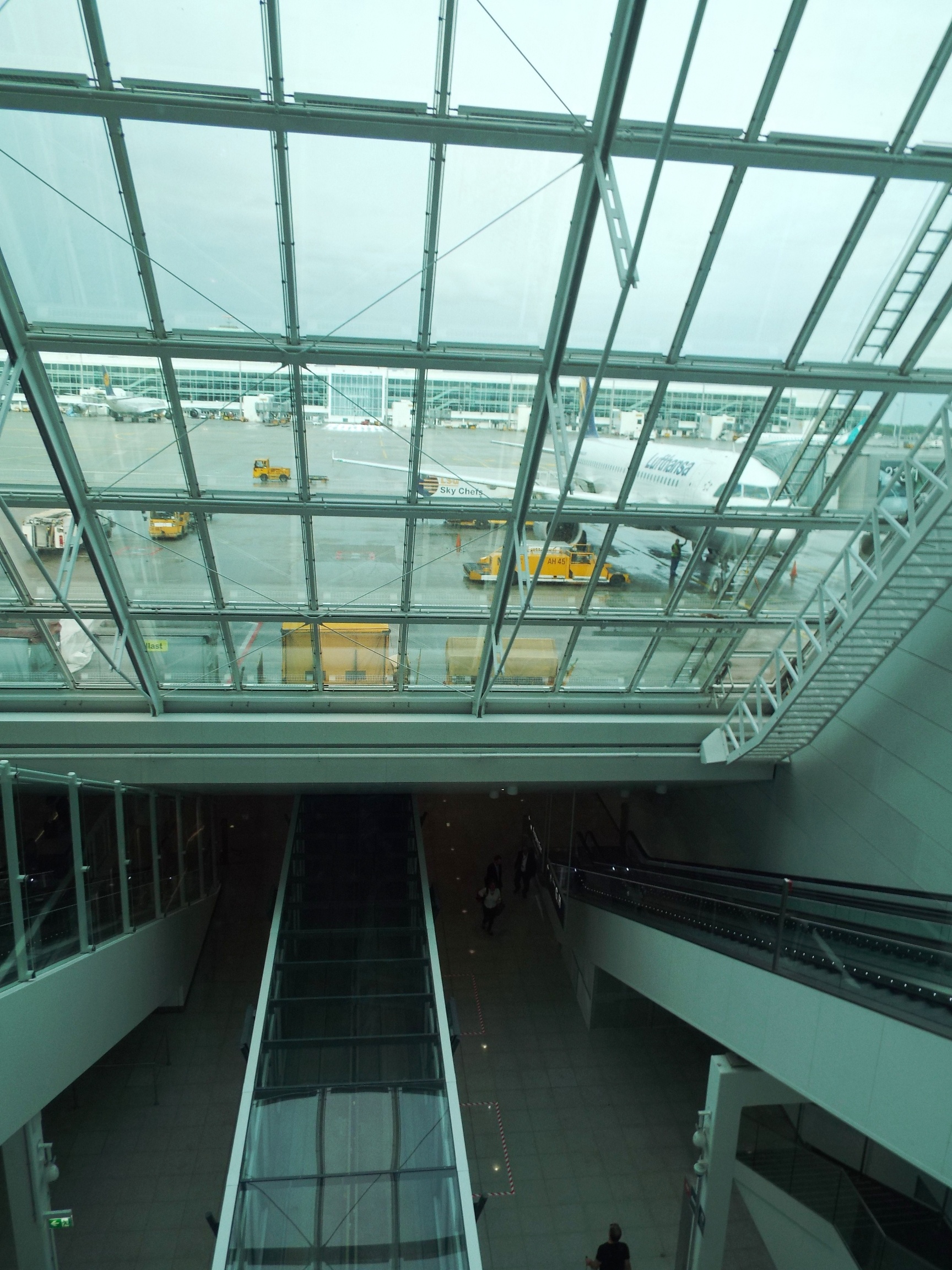 Lépcsőház: Fent repülőgépek, lent földalatti