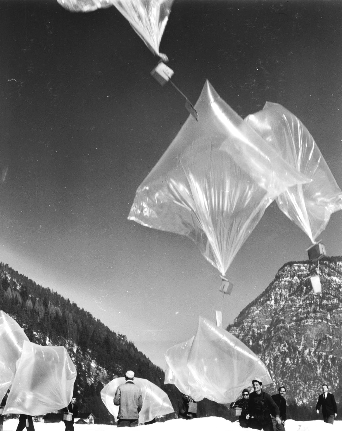 Németország, Propagandaanyagot szállító luftballonokat indítanak útnak a Szabad Európa Rádió munkatársai.-1954.jpg