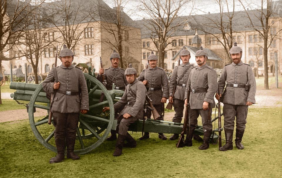 here-a-german-field-artillery-crew-poses-with-its-gun-at-the-start-of-the-war-in-1914.jpg